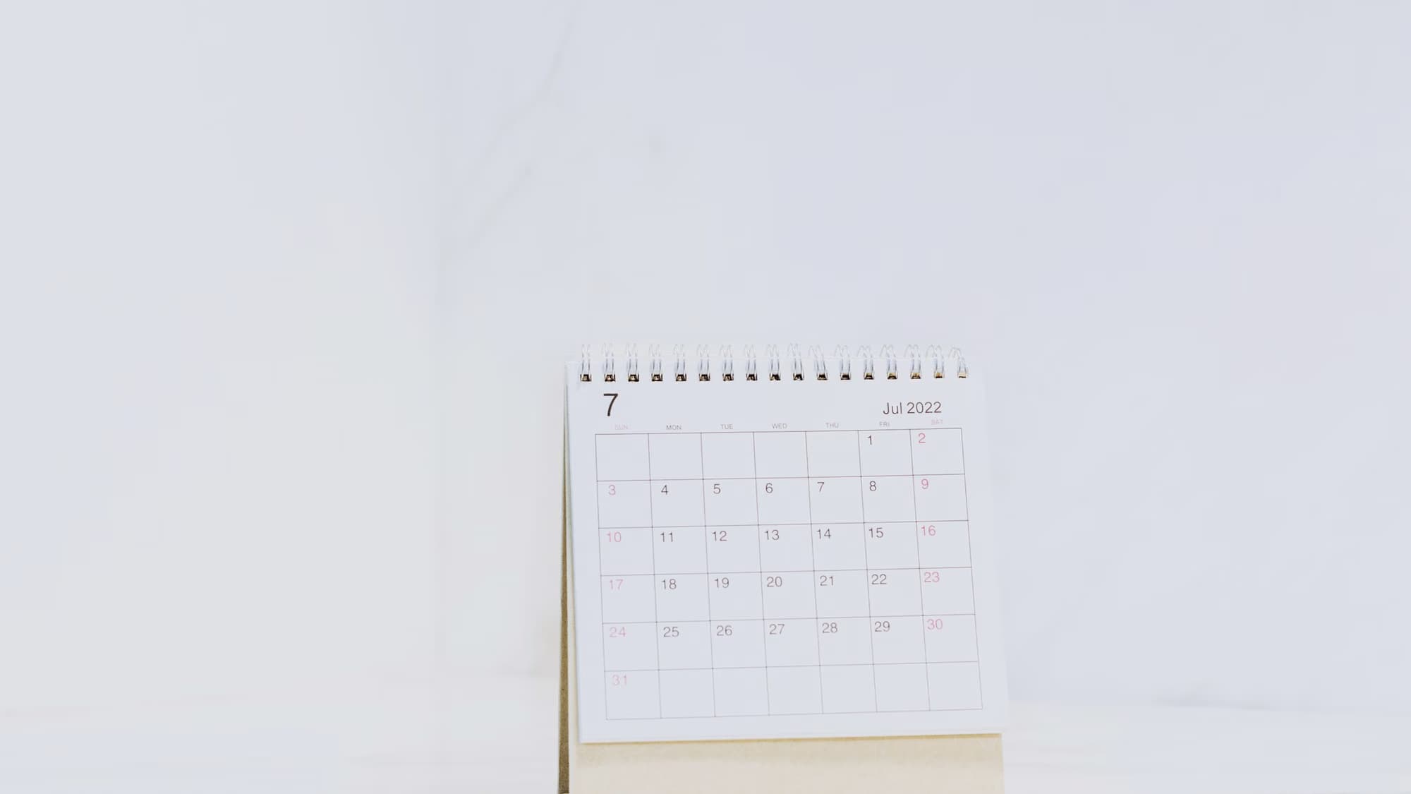 Petit calendrier de bureau sur fond clair