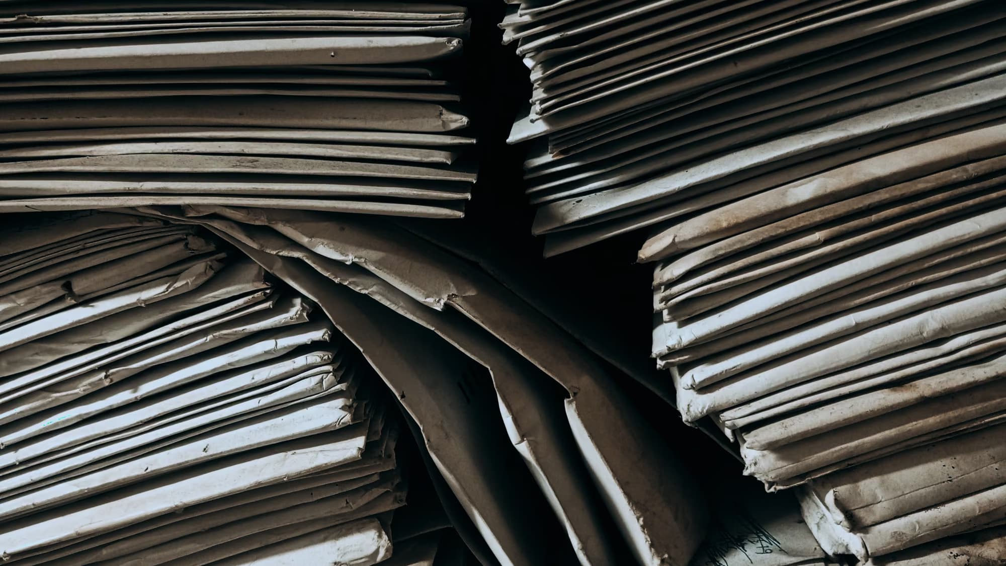Dossiers empilés, tranches de papier alignées