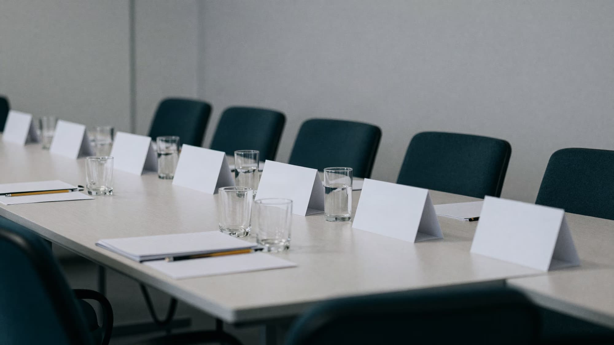 Table de délégation, chevalets nominatifs vierges et carafes d’eau