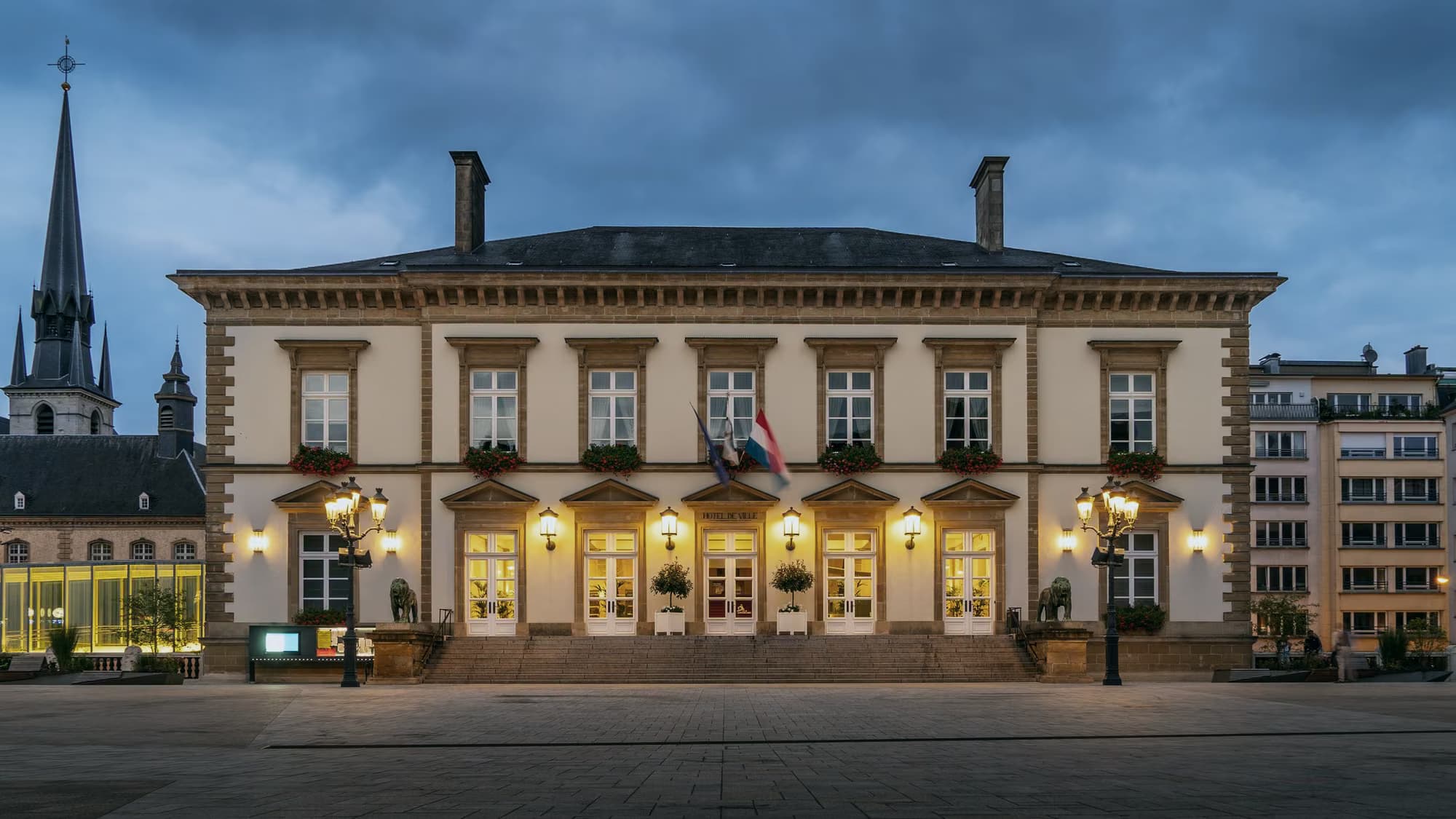 Façade d’un hôtel de ville éclairée à la tombée du jour